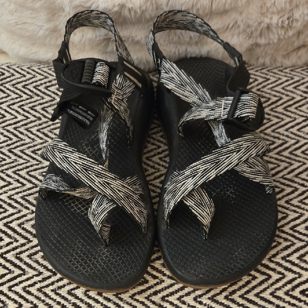 Chaco Women's Black and White Strappy Hiking Outdoor Trek Slip Resistant Sandals